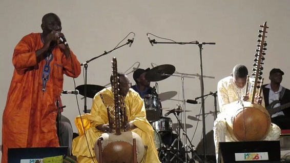 DIABATÉ Toumani seu filho Sidiki e seu grupo Symmetric Orchestra no festival Akoustik Bamako RFI David Baché