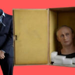 1o de marco Estatua de cera do presidente russo Vladimir Putin sendo embalada em uma caixa antes de ser armazenada no museu Grevin em Paris Arte sobre Foto de Julien de RosaAFP
