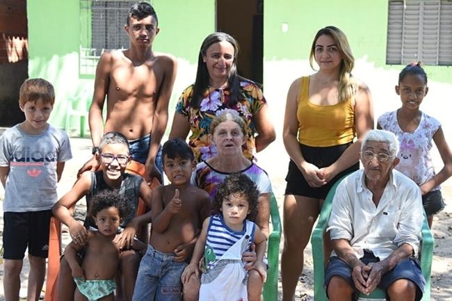 Jose Serapiao posa com orgulho ao lado dos filhos e netos nascidos e criados na zona Norte de Teresina bairro Poti Velho Foto Elias FontineleO Dia