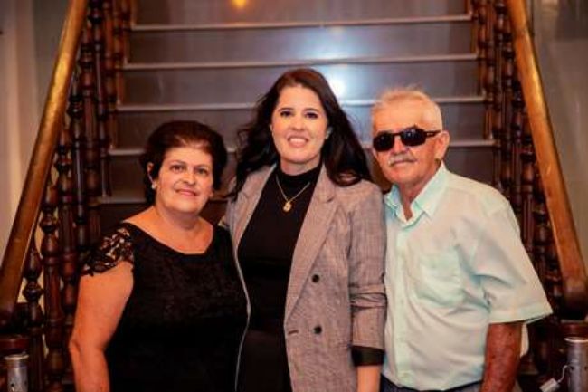 Maria Aline com os seus pais Foto Davi VillaSegrase