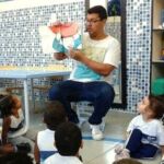 Professores homens na Educacao Infantil Imagem TV PUC Rio objetos de leitura