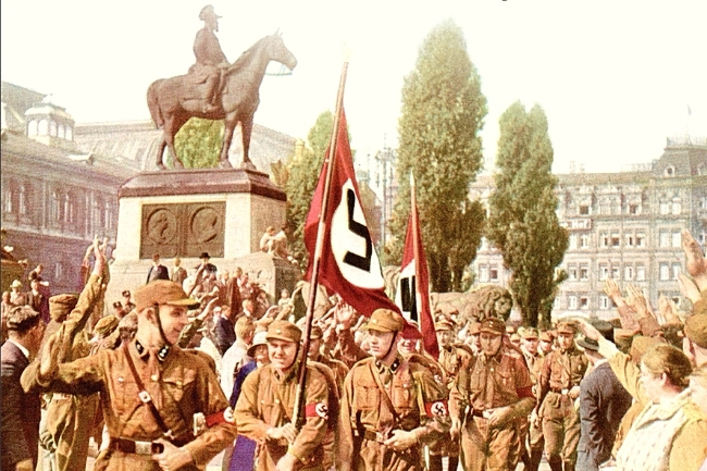 Detalhe de capa de A chegada do III Reich de Richard J. Evans
