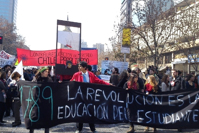 Marcha estudiantil en Santiago de Chile en la movilizacion estudiantil en Chile de 2011 Imagem Wikipedia