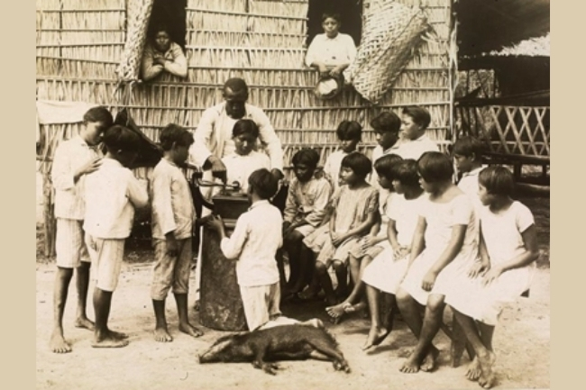 Servico de Protecao aos Indios. Criancas Parintintins ouvindo gramofone Posto Antonio Paulo 1926 Imagem Arquivo Nacional