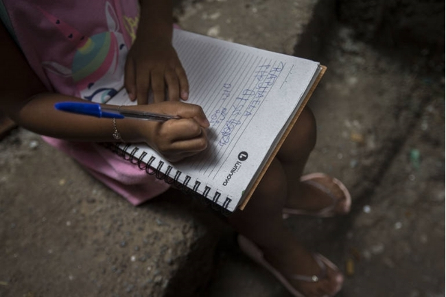 aluna de escola municipal de Sao Paulo tenta escrever o proprio nome pandemia causou queda na aprendizagem SAEB