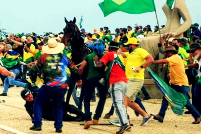Figura 5. Momento em que policial e derrubado do cavalo por bolsonaristas durante o ataque de 8 de janeiro de 2022 em Brasilia DF Foto Sergio LimaAFPEstado de Minas.